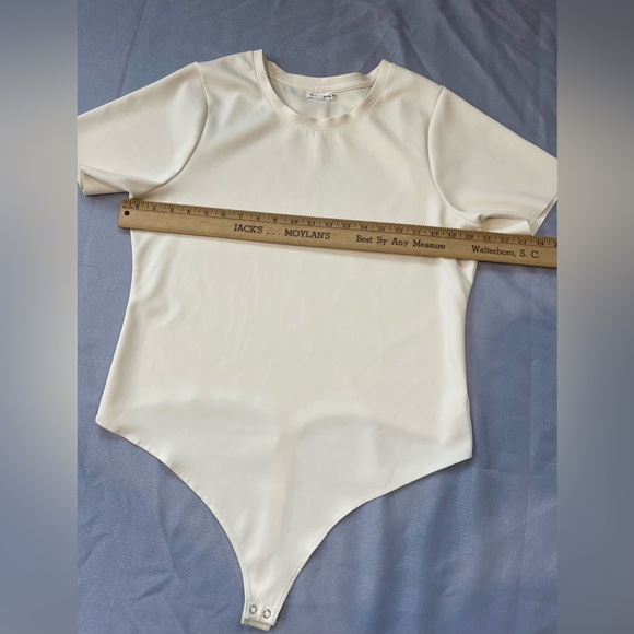 Good American, this bodysuit features:
Scuba double stretch Size 6  cream - Picture 2 of 4